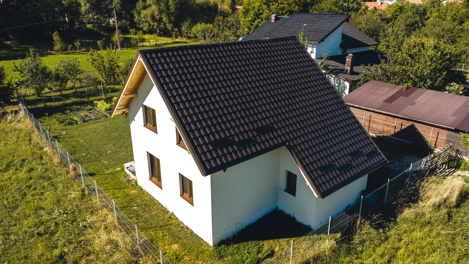 Casă cu mansardă acoperită cu țiglă metalică Adriatic, maro închis mat